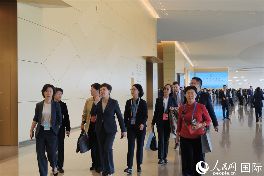 全球妇女峰会嘉宾步入会场。人民网记者 宋美琪摄