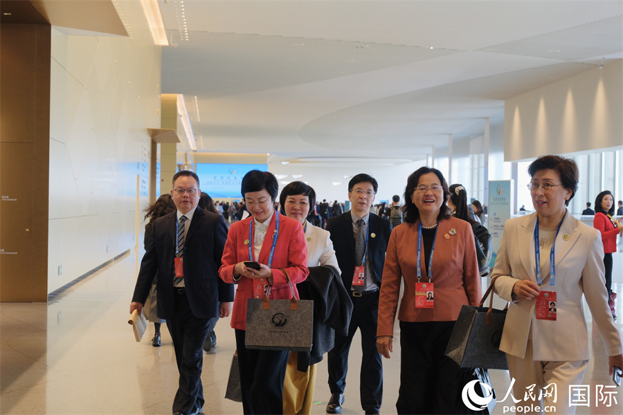 全球妇女峰会嘉宾步入会场。人民网记者 宋美琪摄