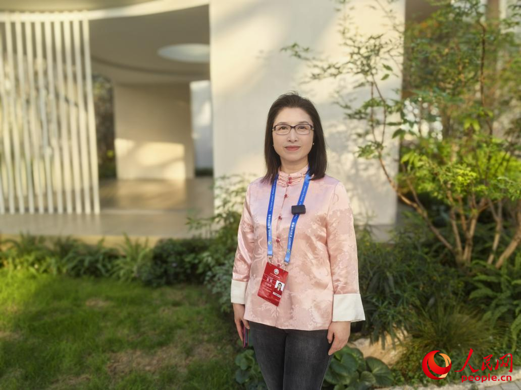 全国政协委员、中央民族歌舞团国家一级演员刘媛媛。人民网记者黄玉琦 摄