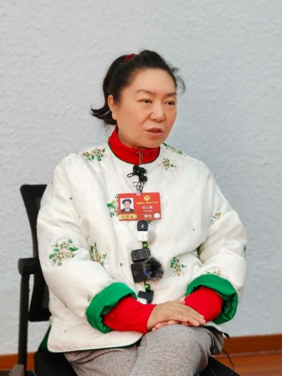 全国政协常委、中国国家话剧院院长田沁鑫。人民网记者 王晓啸摄